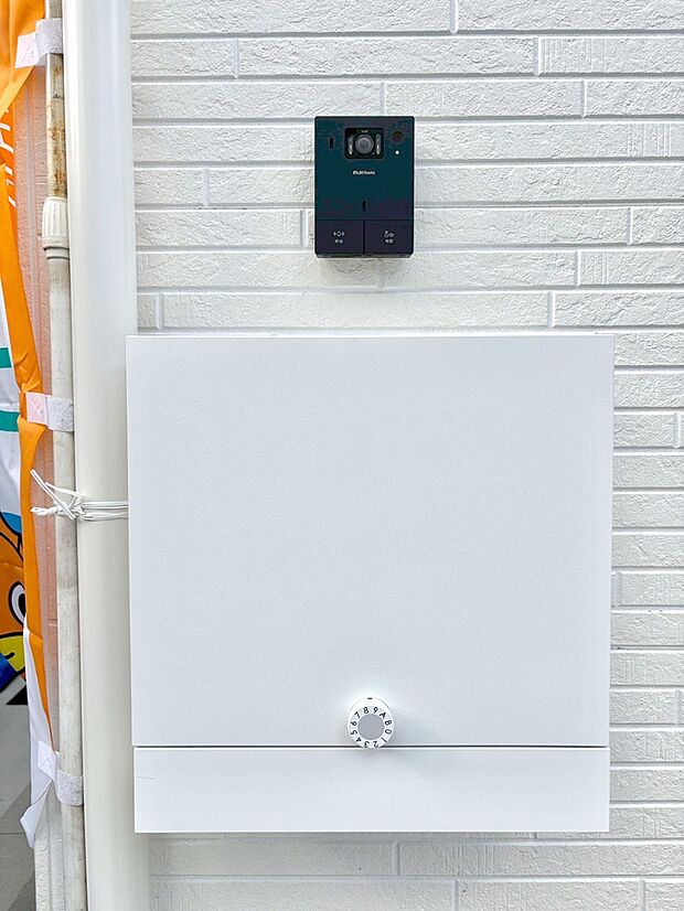 【その他現地】シンプルデザインのポスト。