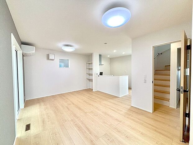 【リビング】ご家族の賑やかな話し声で包まれる明るいリビング  ※家具はCGです