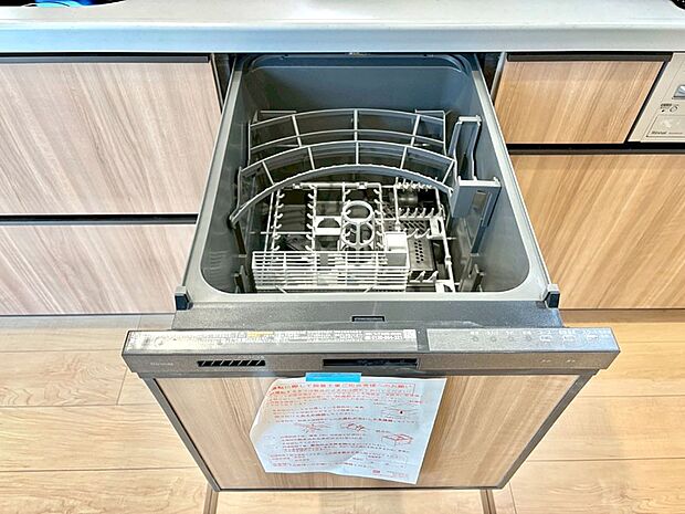 【その他設備(リビング収納)】リビング収納。ここに収納があると物が集まるLDKがスッキリ片付きそうですね。  