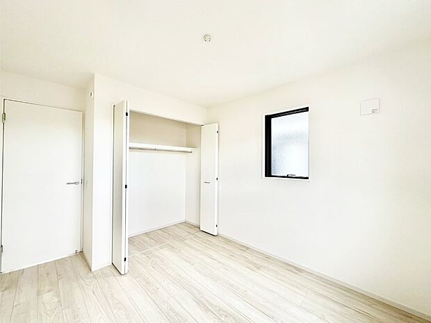 【寝室】使いやすい形でベットや家具の置き方にも困ることもありません。   