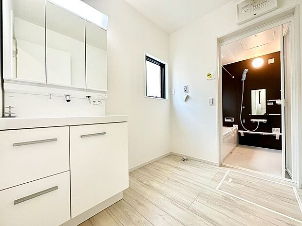 【洗面台・洗面所】清潔感のある快適空間です。毎日の身支度も気持ち良くお使い頂けます。 