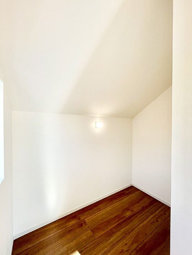 【ウォークインクローゼット】ウォークインクローゼット付きで生活空間を広く利用できます。