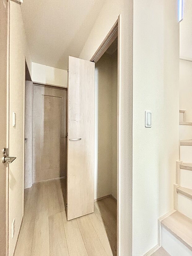 【収納】1階廊下収納には掃除用品や日用品のストックなどを収納できます。　