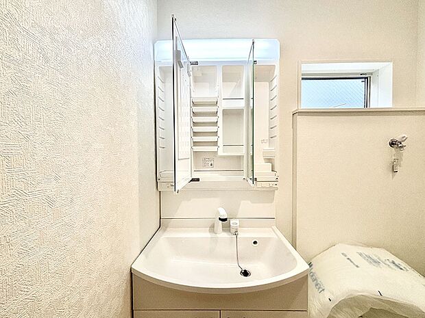 【その他設備(三面鏡裏収納)】三面鏡の裏に、化粧品や衛生用品などを収納可能。洗面台をすっきりと保ちます!