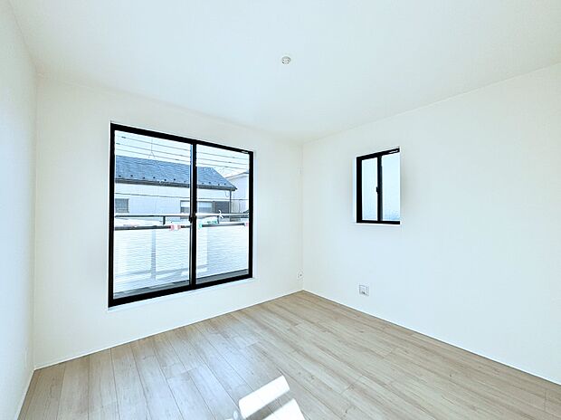 【洗面台・洗面所】大きく見やすい三面鏡で清潔感ある洗面台は、身だしなみチェックや肌のお手入れにおすすめです。