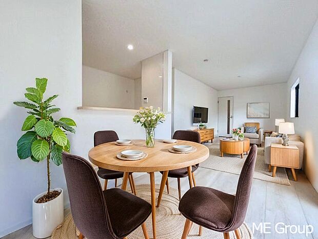 【リビング】ご家族の賑やかな話し声で包まれる明るいリビング ※家具はCGです