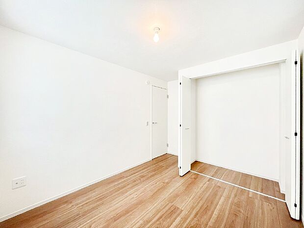 【洋室】ナチュラルなフローリングはどんなインテリアにもマッチ。