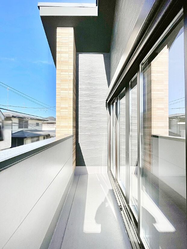 【バルコニー】暖かな陽光が降り注ぐバルコニーはお洗濯におすすめ。爽やかな風も心地よいです。