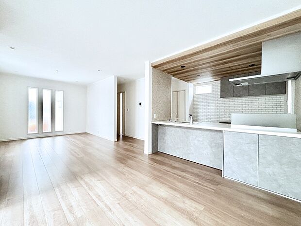 【リビングダイニング】20.2帖のLDKは家族みんなの快適空間!家族のつながりを強くする大事なスペースです。