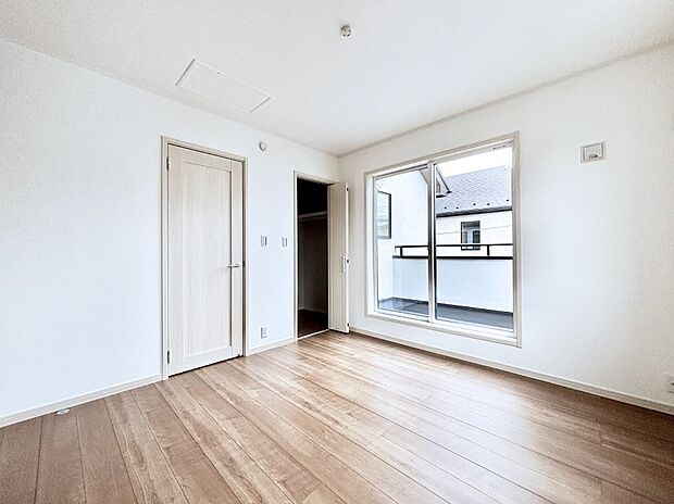 【洋室】バルコニーが開放感をプラスしてくれる洋室