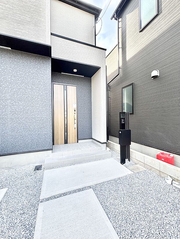 【玄関】大切な家族、来客を出迎える玄関。