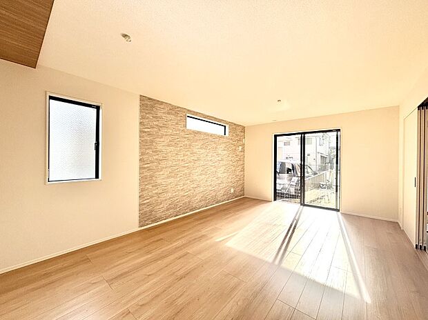 【リビングダイニング】明るい陽光が注ぎ、寛ぎの雰囲気に満たされるリビング・ダイニング。   