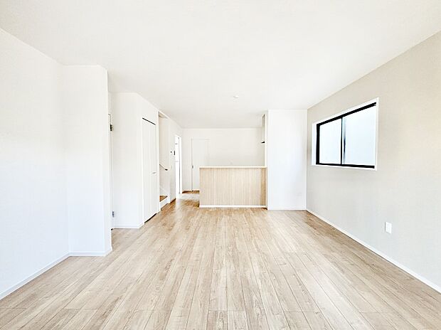 【ダイニング】家族の笑顔が自然と生まれてくる、そんな雰囲気のダイニングに仕上がっています。