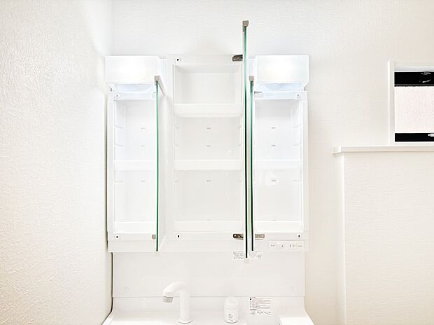 【三面鏡裏収納】三面鏡の裏に、化粧品や衛生用品などを収納可能。洗面台をすっきりと保ちます！