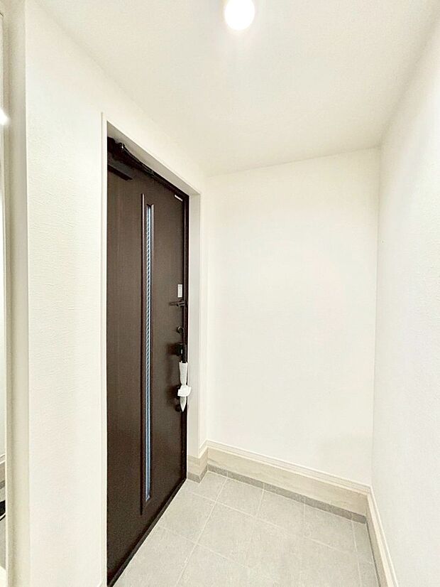 【玄関】ガラススリットの入った玄関ドアが室内に光を届けてくれます