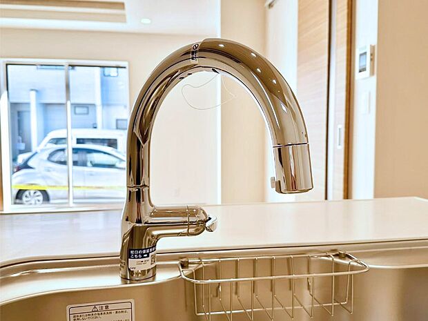 【その他設備(浄水器付きタッチレス水栓)】センサーに手をかざすだけで吐水／止水ができるタッチレス水栓。浄水器付き。