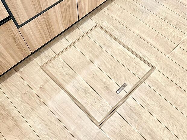 【その他設備(床下収納)】床下収納付き！日用品・非常用品の収納にも大活躍。