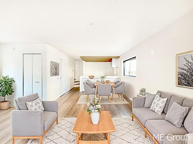 【リビング】家族の和やかな会話が聞こえてきそう。開放感のあるリビングです。※家具はCGです