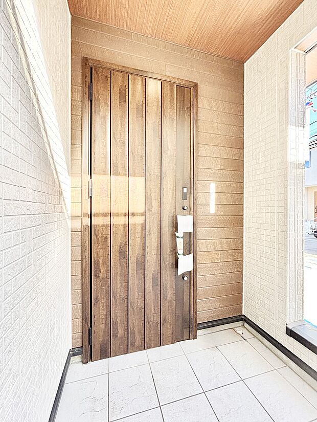 【玄関】玄関前は雨が降っても濡れにくい屋根付き