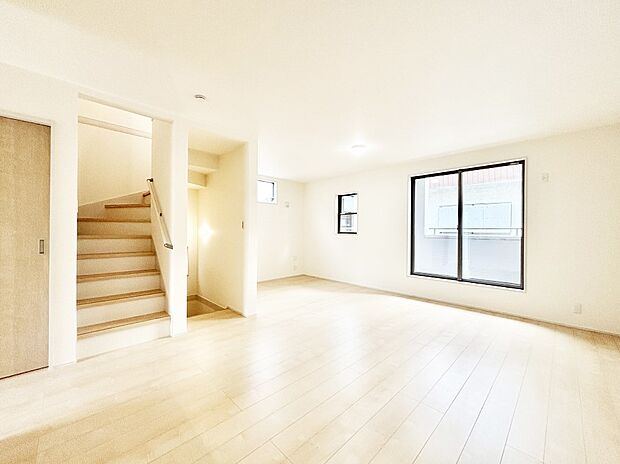 【リビングダイニング】大きな窓からたっぷりの陽光と風を感じられるリビング