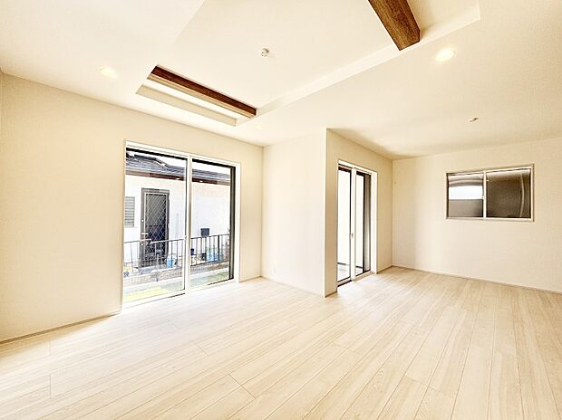 【リビングダイニング】大きな窓からたっぷりの陽光と風を感じられるリビング