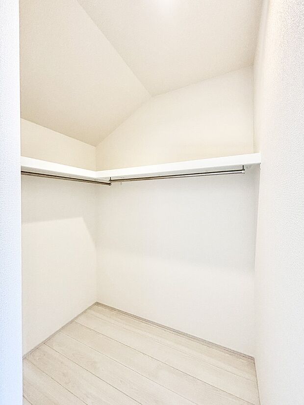 【ウォークインクローゼット】ウォークインクローゼットの活用で生活空間スッキリ