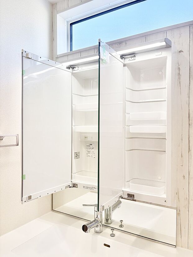 【三面鏡裏収納】三面鏡の裏に、化粧品や衛生用品などを収納可能。洗面台をすっきりと保ちます!