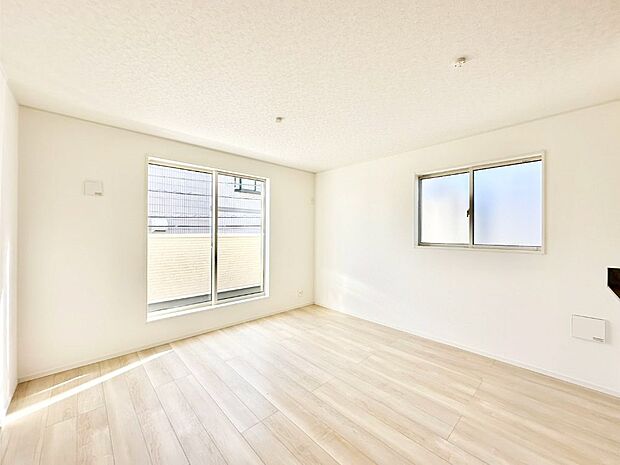 【リビングダイニング】大きな窓からたっぷりの陽光と風を感じられるリビング