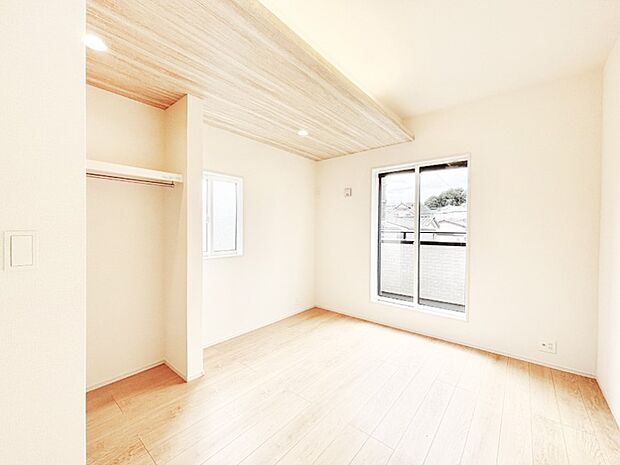 【寝室】大容量の収納力が嬉しいWIC付きのお部屋でゆったりリラックスタイムが過ごせます!