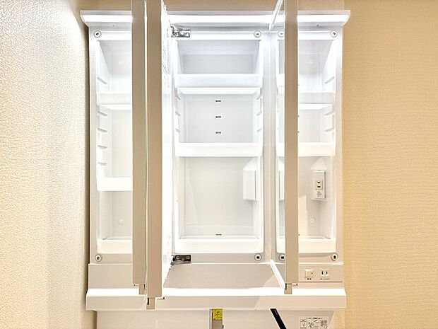 【三面鏡裏収納】三面鏡の裏に、化粧品や衛生用品などを収納可能。洗面台をすっきりと保ちます！