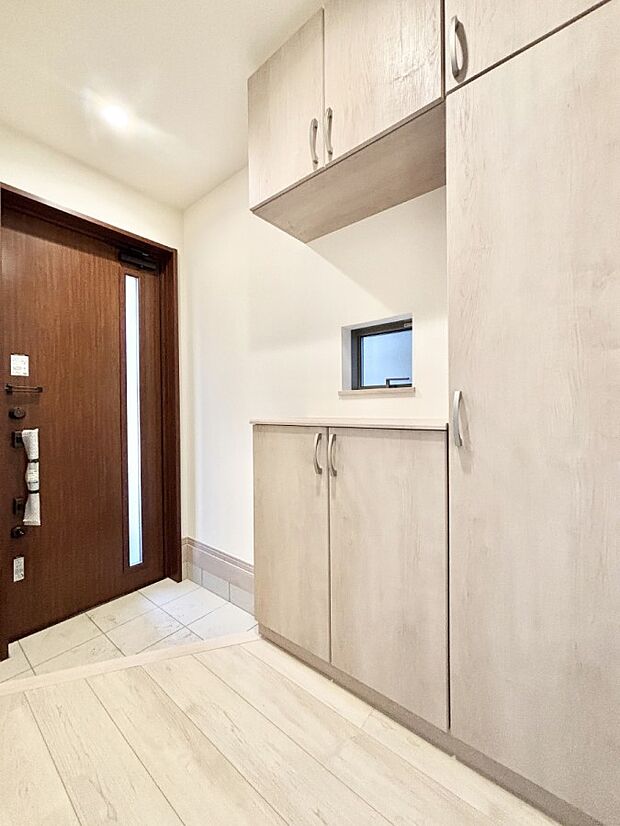 【玄関】飾り棚を利用して、お越しいただくお客様をおもてなしできます。