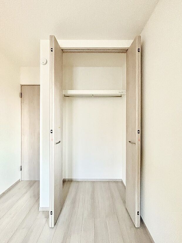 【収納】洋室のクローゼット。奥行きがあるので厚手の衣類もすっきり収まります。　