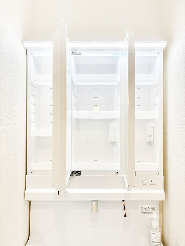 【三面鏡裏収納】三面鏡の裏に、化粧品や衛生用品などを収納可能。洗面台をすっきりと保ちます！