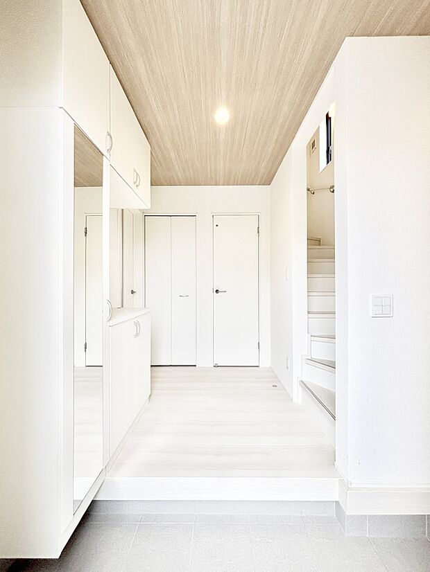 【玄関】いつもきれいにしておきたい玄関ですね。