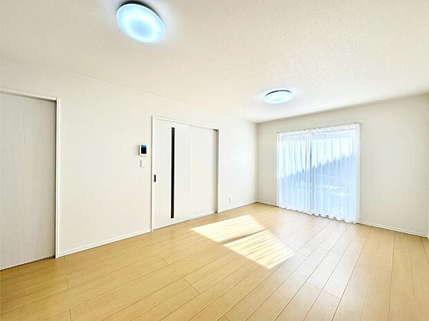 【リビングダイニング】明るい陽光が注ぎ、寛ぎの雰囲気に満たされるリビング・ダイニング。   