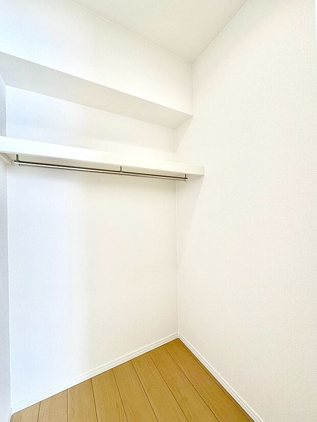 【ウォークインクローゼット】ウォークインクローゼット付きで生活空間を広く利用できます。