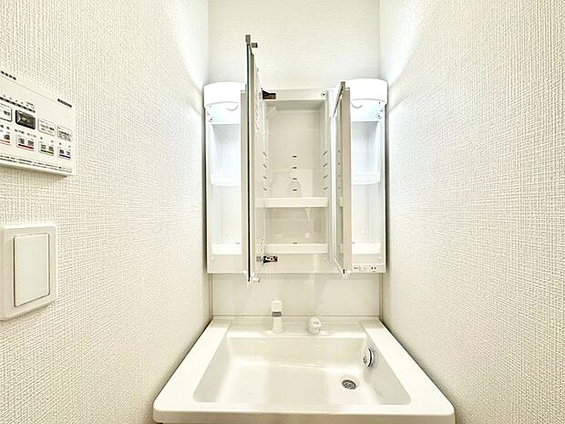 【三面鏡裏収納】三面鏡の裏に、化粧品や衛生用品などを収納可能。洗面台をすっきりと保ちます！