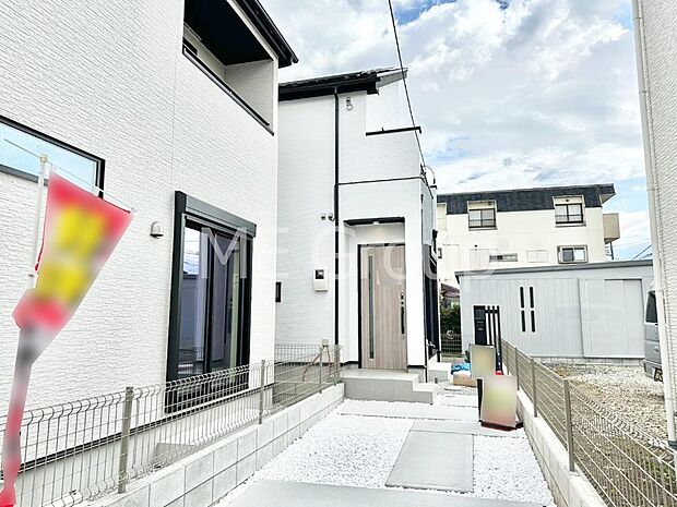 【現地外観写真】たっぷりの陽光と心地よい風が舞い込む住まい 