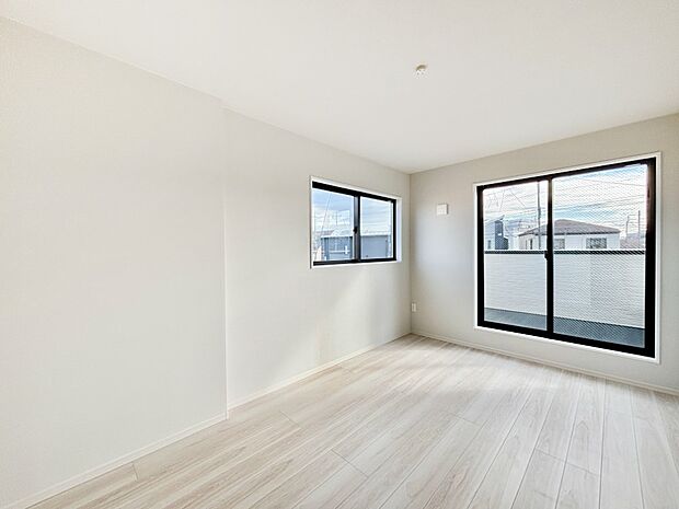 【ダイニング】明るい陽光が注ぎ、寛ぎの雰囲気に満たされるダイニング。   