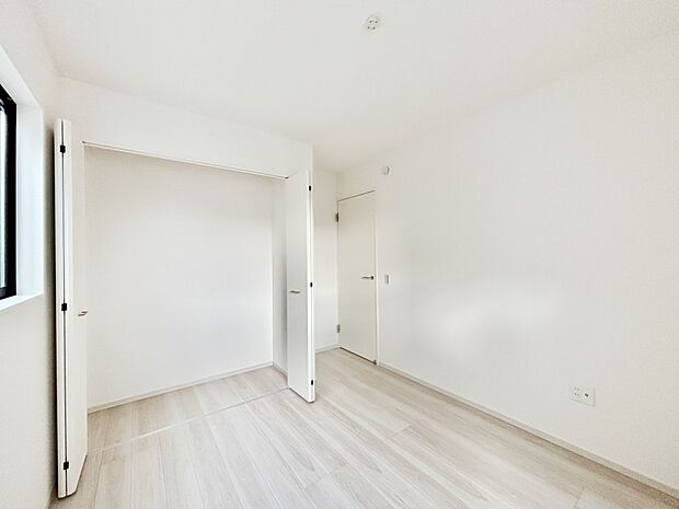 【ダイニングキッチン】リビングで遊ぶお子様を見守りながらお料理ができる対面キッチン。  