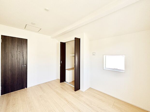 【寝室】収納が充実しているので居住スペースを広々使えます