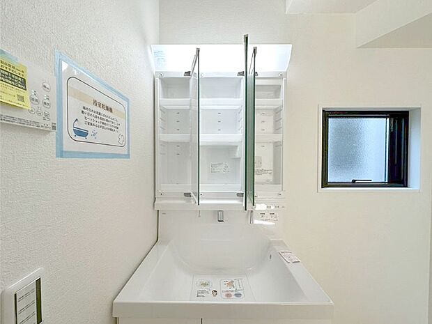 【三面鏡裏収納】三面鏡の裏に、化粧品や衛生用品などを収納可能。洗面台をすっきりと保ちます！