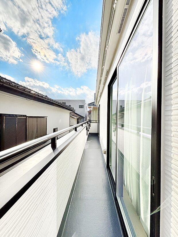 【バルコニー】2部屋にまたがる広いバルコニー。晴れた日には洗濯物も気持ちよく干せそうですね。