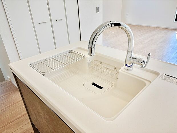 【シンク】広々としたシンクでお料理やお皿洗いもラクラク快適に！
