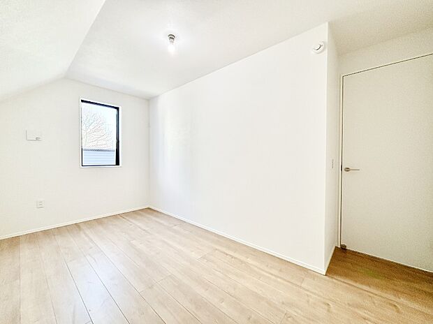 【寝室】窓からのやさしい光が心地よいプライベートルーム   