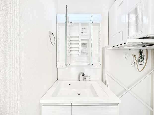 【三面鏡裏収納】三面鏡の裏に、化粧品や衛生用品などを収納可能。洗面台をすっきりと保ちます!