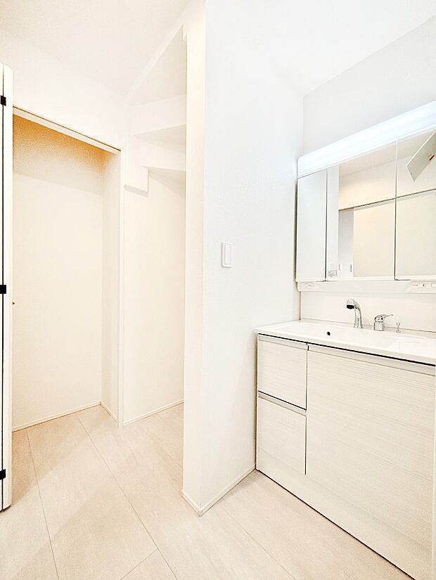 【ランドリースペース】リネン庫を設けた広々としたランドリースペース。