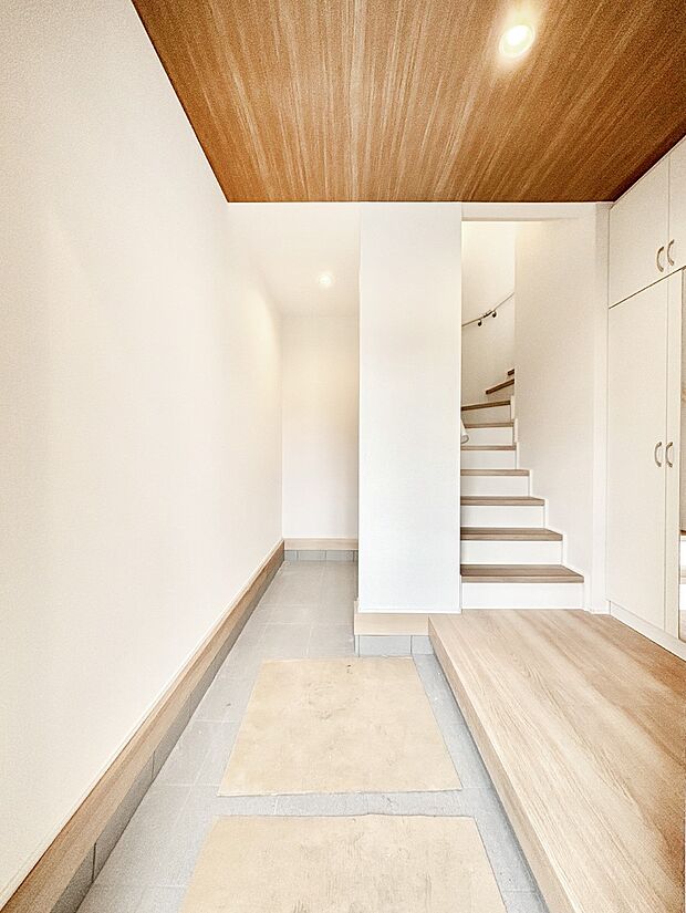 【玄関】家族の帰宅やお客様をあたたかく迎える玄関