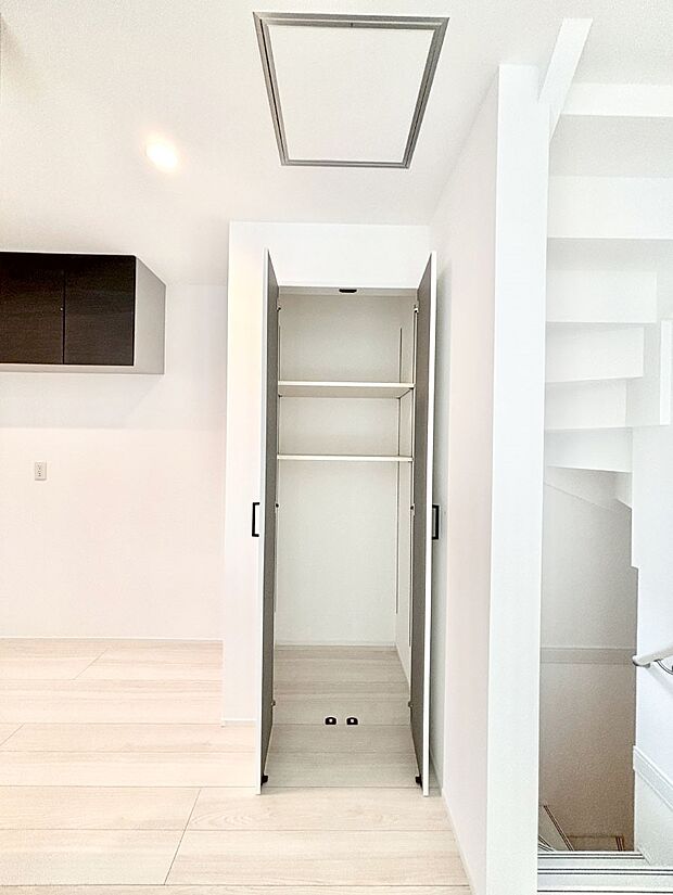 【その他設備(リビング収納)】リビング収納。ここに収納があると物が集まるLDKがスッキリ片付きそうですね。