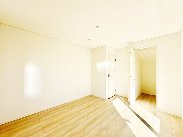 【寝室】収納が充実しているので居住スペースを広々使えます